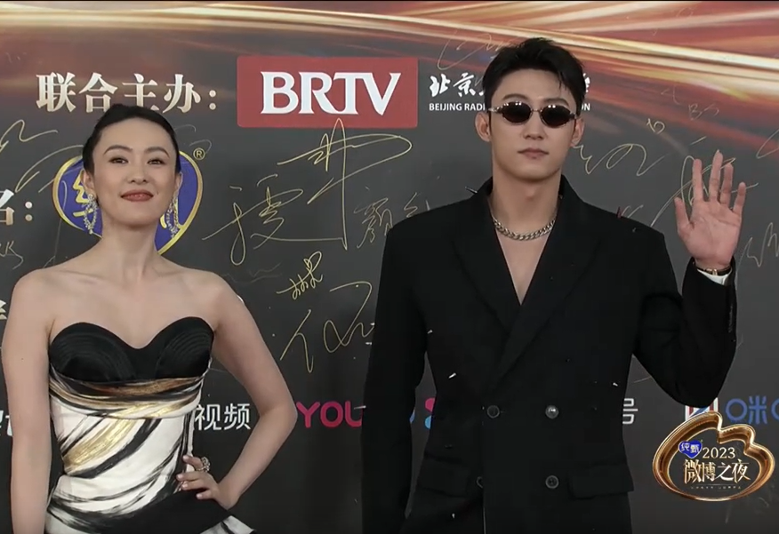 京世博娛樂城：微博之夜名場麪！熱巴台下觀看黃景瑜領獎，張淩赫發言鏡頭切白鹿