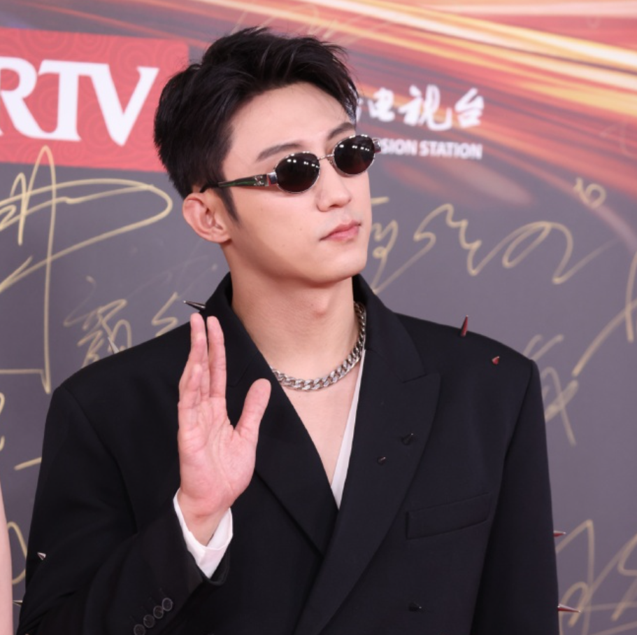 京世博娛樂城：微博之夜名場麪！熱巴台下觀看黃景瑜領獎，張淩赫發言鏡頭切白鹿