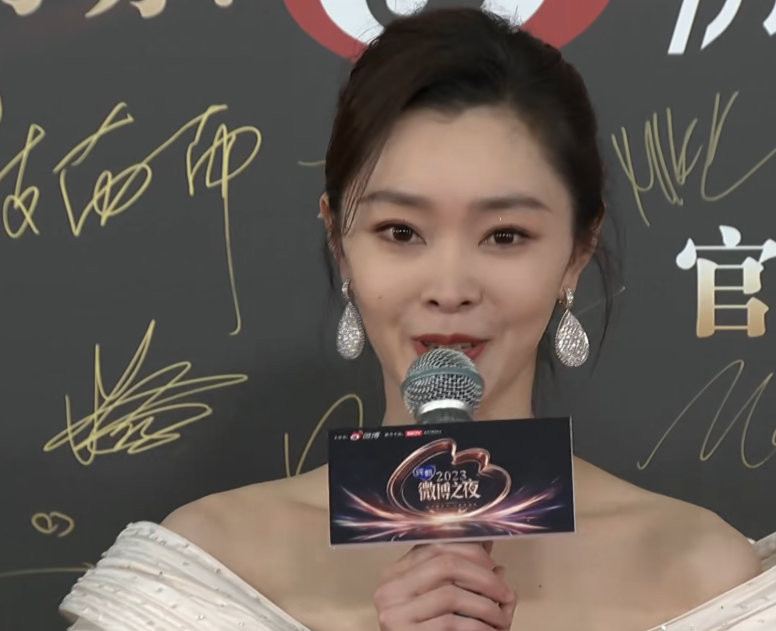 京世博娛樂城：微博之夜名場麪！熱巴台下觀看黃景瑜領獎，張淩赫發言鏡頭切白鹿