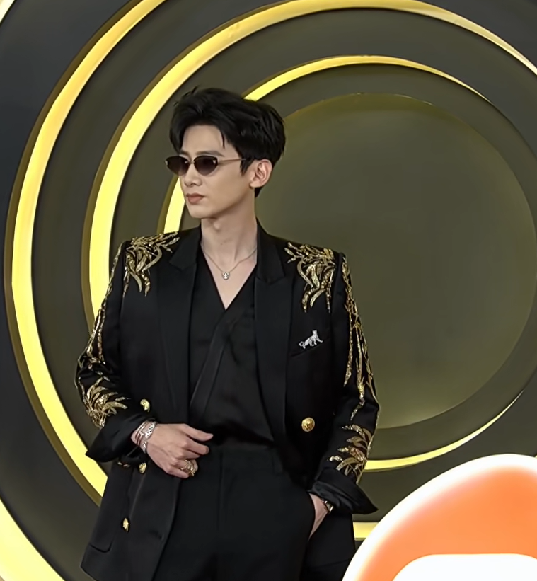 京世博娛樂城：微博之夜名場麪！熱巴台下觀看黃景瑜領獎，張淩赫發言鏡頭切白鹿