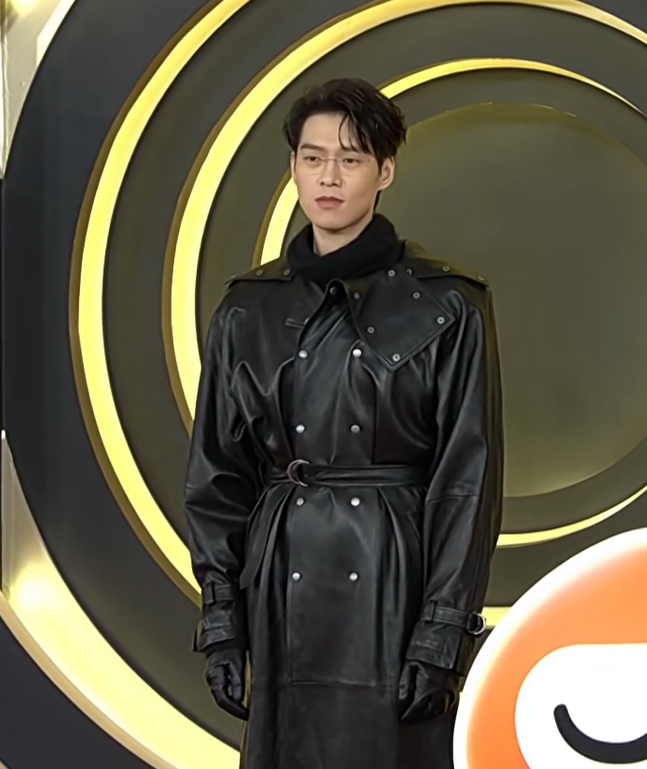 京世博娛樂城：微博之夜名場麪！熱巴台下觀看黃景瑜領獎，張淩赫發言鏡頭切白鹿