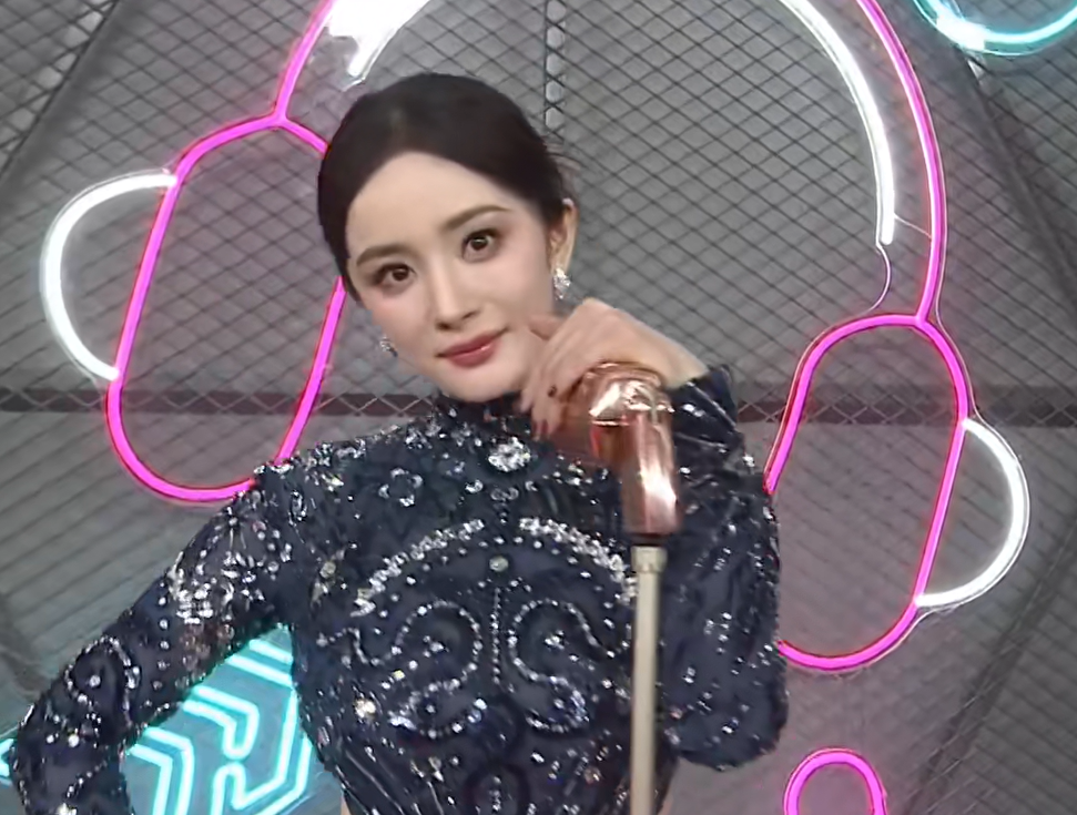 京世博娛樂城：微博之夜名場麪！熱巴台下觀看黃景瑜領獎，張淩赫發言鏡頭切白鹿