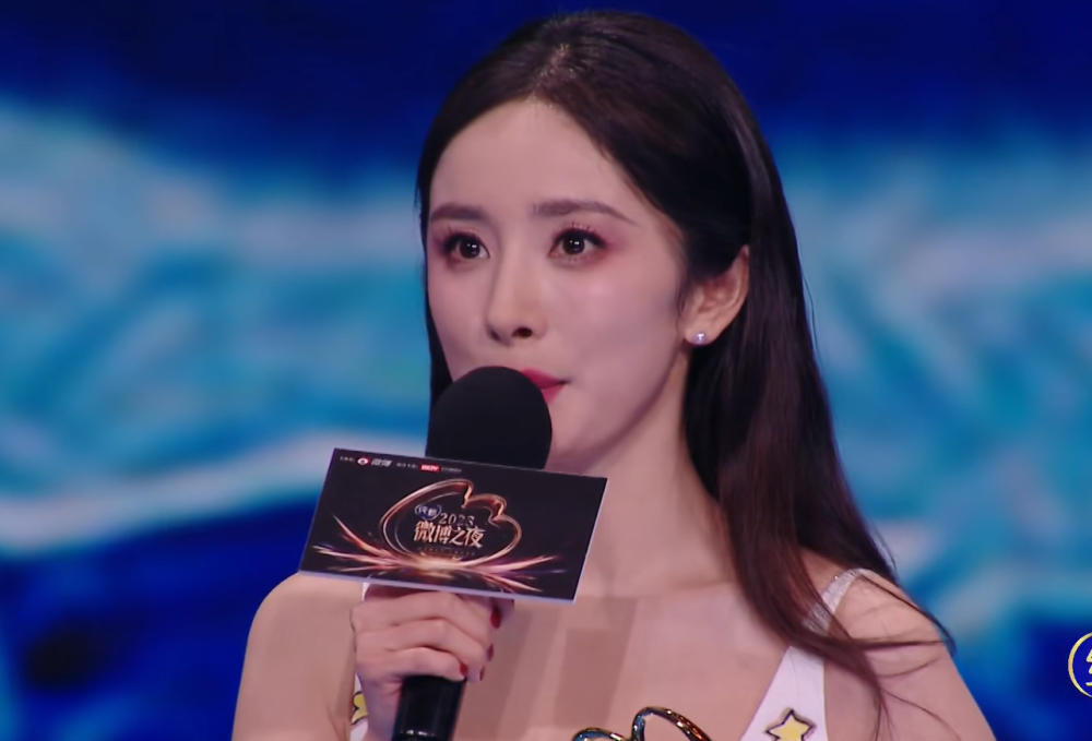 京世博娛樂城：微博之夜名場麪！熱巴台下觀看黃景瑜領獎，張淩赫發言鏡頭切白鹿