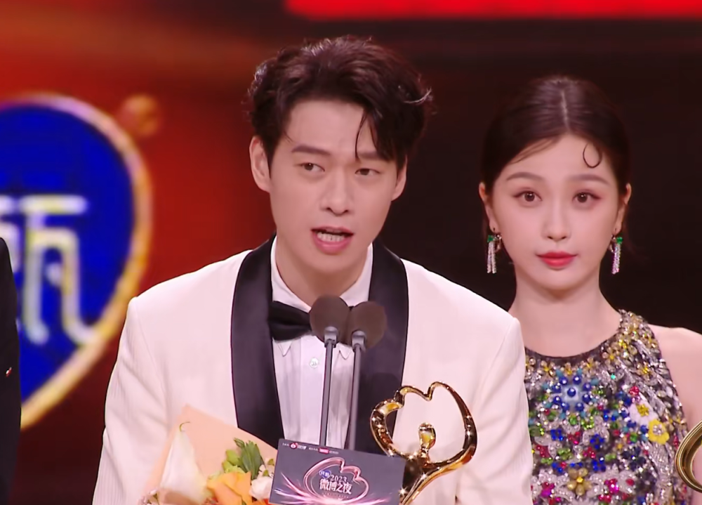 京世博娛樂城：微博之夜名場麪！熱巴台下觀看黃景瑜領獎，張淩赫發言鏡頭切白鹿