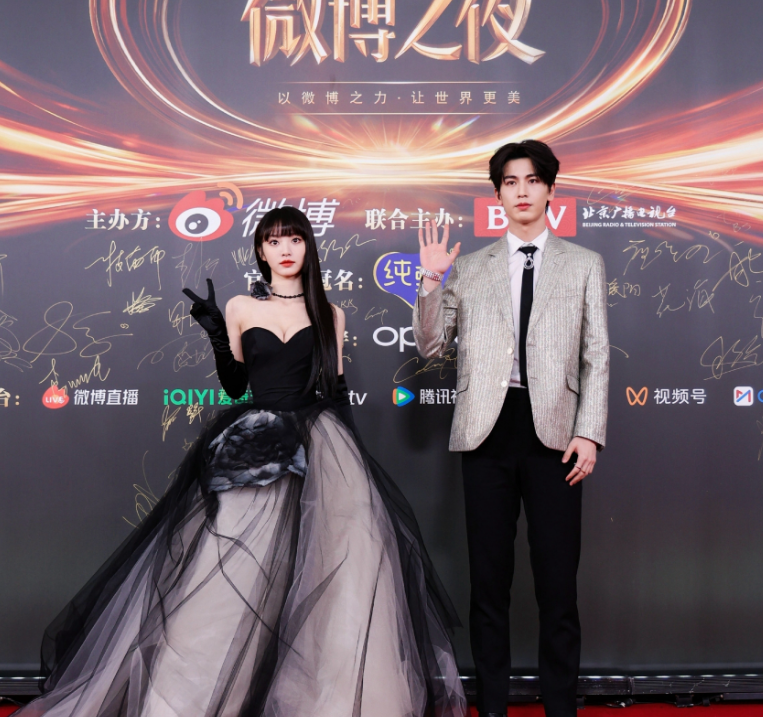 京世博娛樂城：微博之夜名場麪！熱巴台下觀看黃景瑜領獎，張淩赫發言鏡頭切白鹿