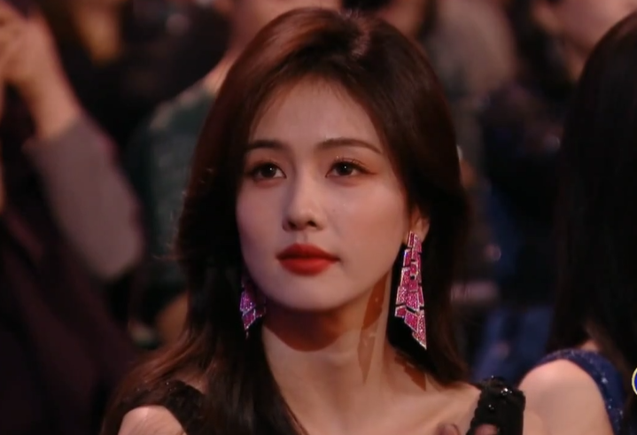 京世博娛樂城：微博之夜名場麪！熱巴台下觀看黃景瑜領獎，張淩赫發言鏡頭切白鹿