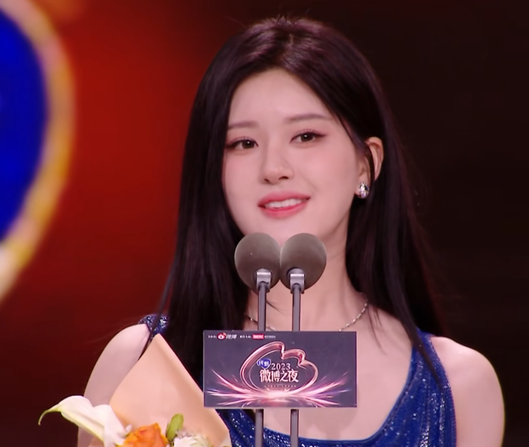 京世博娛樂城：微博之夜名場麪！熱巴台下觀看黃景瑜領獎，張淩赫發言鏡頭切白鹿