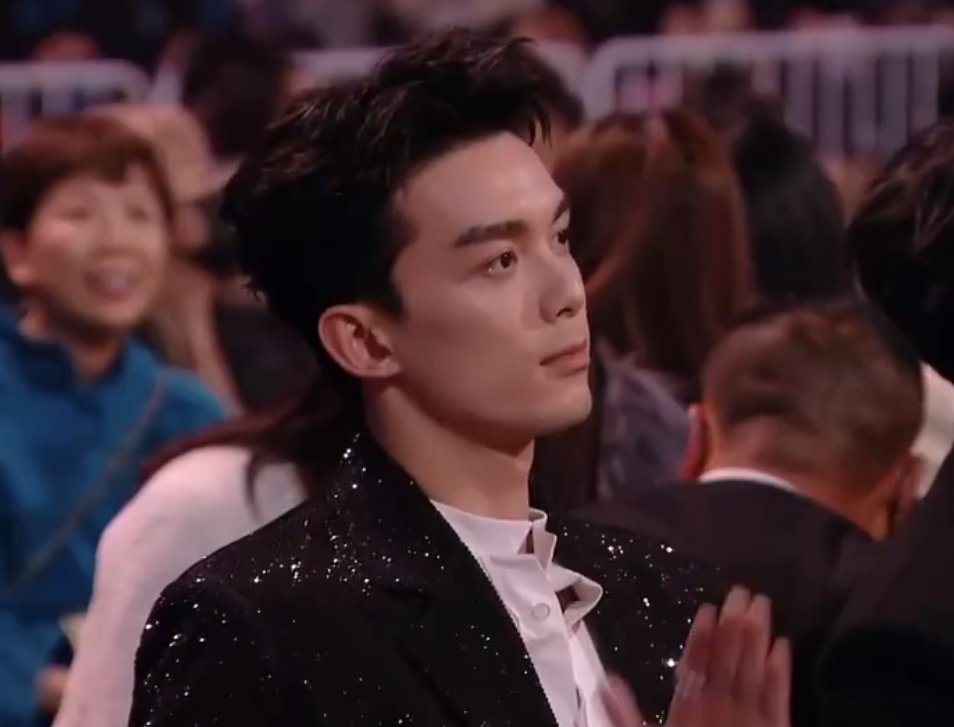 京世博娛樂城：微博之夜名場麪！熱巴台下觀看黃景瑜領獎，張淩赫發言鏡頭切白鹿