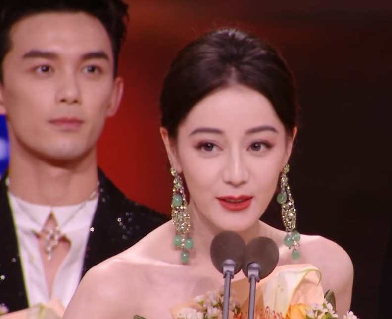 京世博娛樂城：微博之夜名場麪！熱巴台下觀看黃景瑜領獎，張淩赫發言鏡頭切白鹿