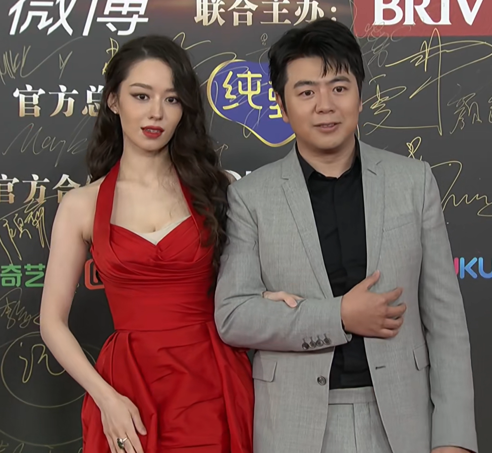 京世博娛樂城：微博之夜名場麪！熱巴台下觀看黃景瑜領獎，張淩赫發言鏡頭切白鹿