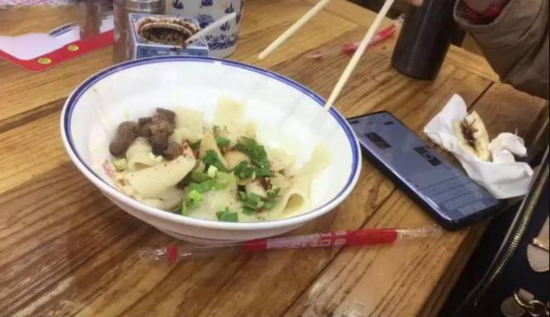 西安回民街6根面卖20元，官方回应：已督促面馆整改